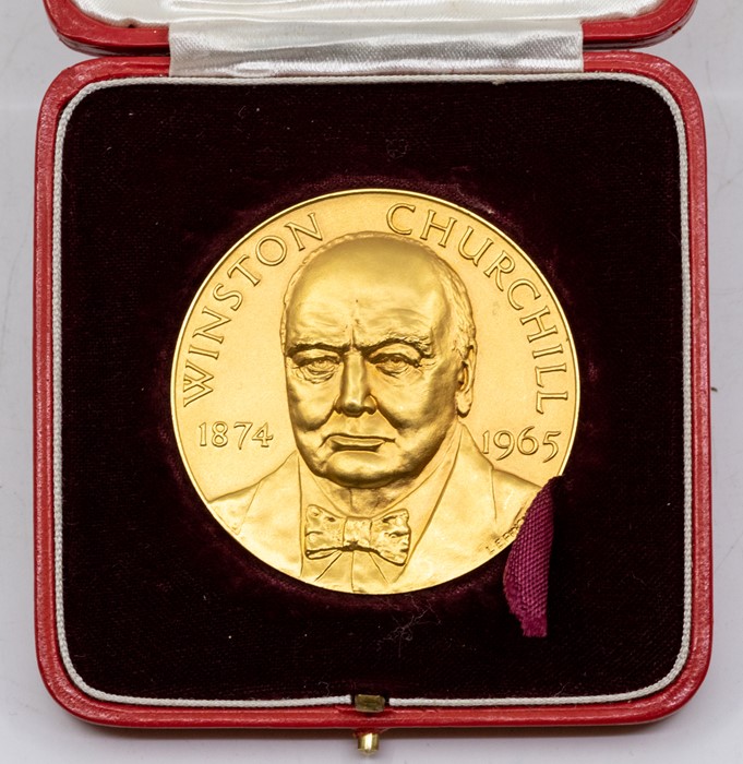 A 22ct gold cased commemorative medal, Sir Winston Churchill, John Pinches, London 1965, signed L. - Image 2 of 3