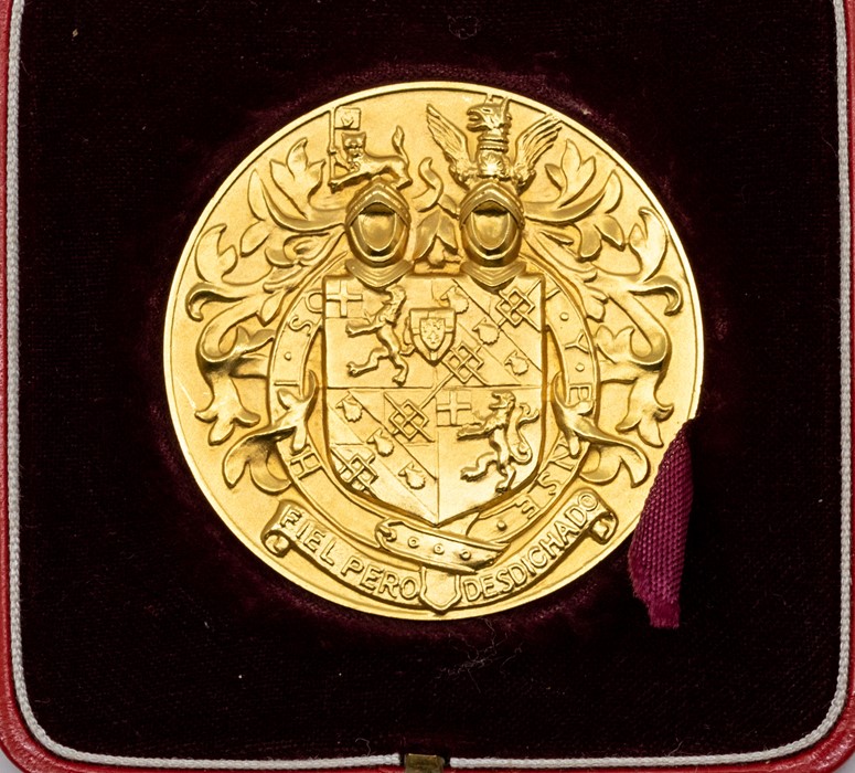 A 22ct gold cased commemorative medal, Sir Winston Churchill, John Pinches, London 1965, signed L. - Image 3 of 3