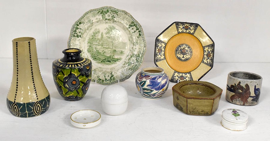 A collection of ceramic items to include a Dewars Whisky jug by Doulton Lambeth, Royal Doulton - Image 2 of 4
