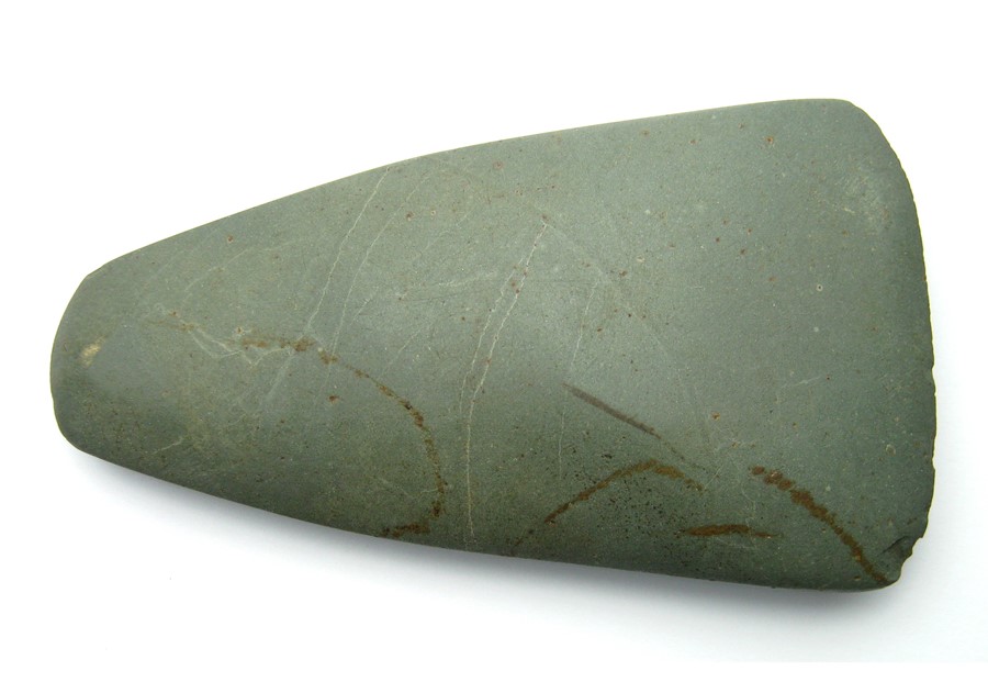 Neolithic polished greenstone axehead. A ground and polished Neolithic axehead c. 4000BC - 3000BC. - Image 2 of 5