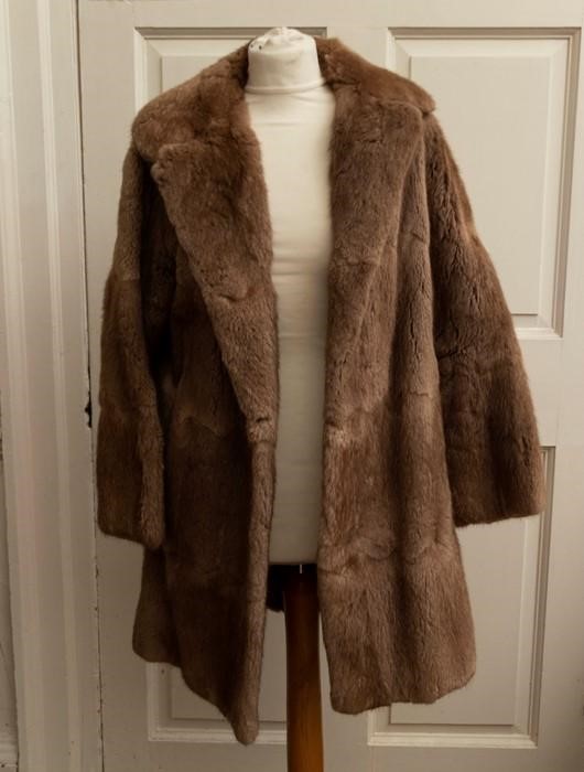 A 3/4 Mid Brown Musquash 3/4 coat and a white Artic fox stole and fur collar (3) Lining has been