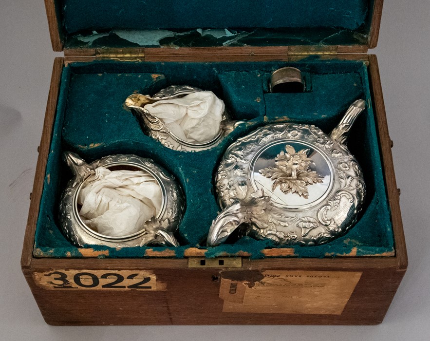 An early Victorian silver three piece tea set, flu - Image 9 of 10