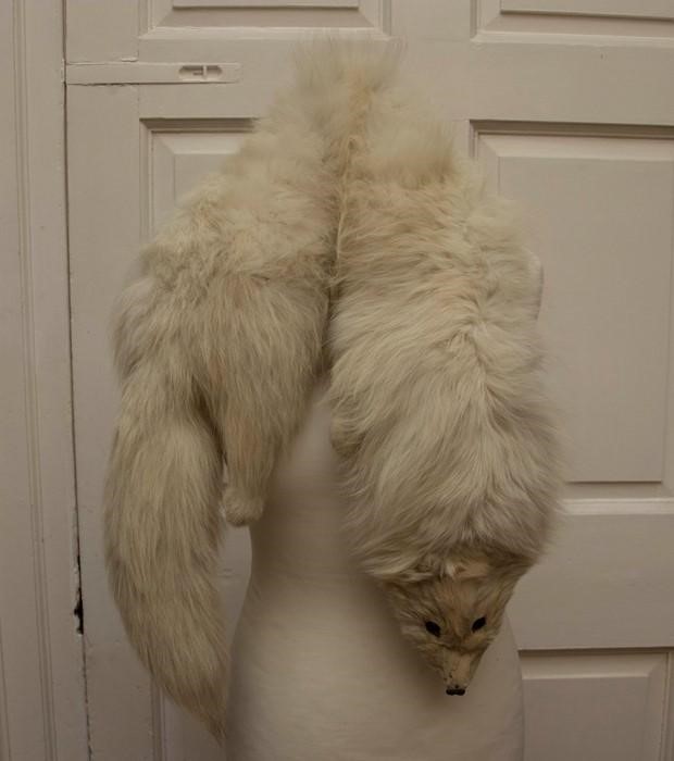 A 3/4 Mid Brown Musquash 3/4 coat and a white Artic fox stole and fur collar (3) Lining has been - Image 2 of 2