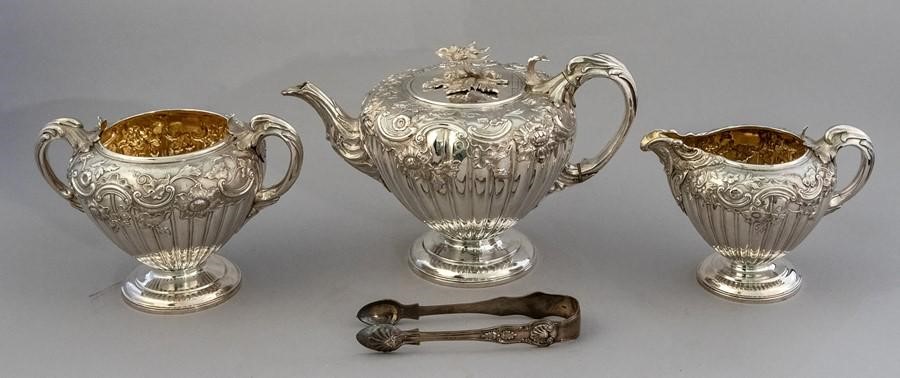 An early Victorian silver three piece tea set, flu