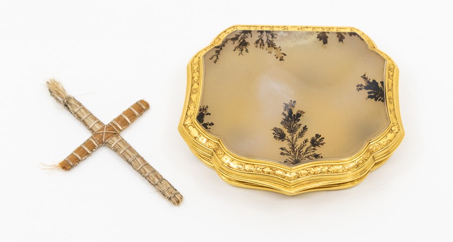 A late 18th or early 19th Century pocket snuff box, of cartouche form, polished agate hinged covers,