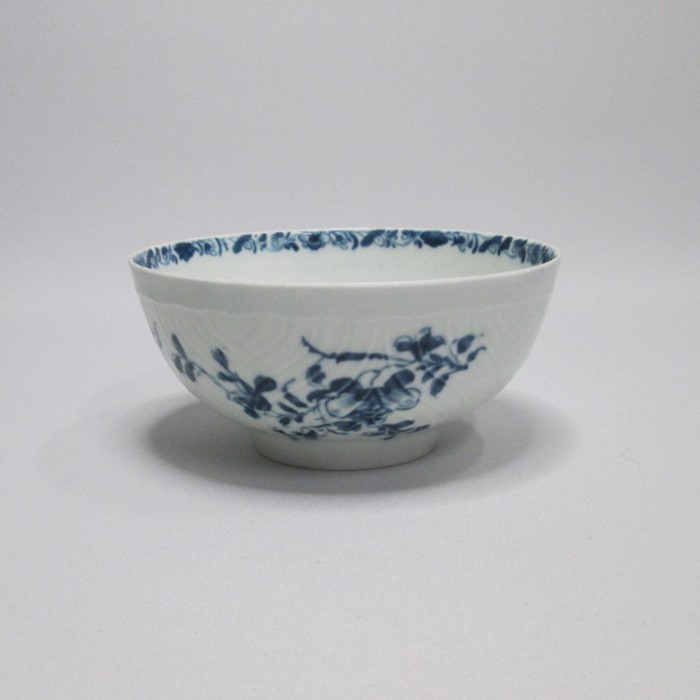 A Worcester Blue and White Bowl painted with feather mould floral sprays Date circa 1758  workman’ - Image 2 of 4