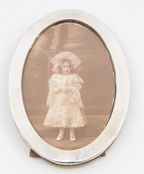 A George V silver oval photograph frame, wooden reverse, size approx 15.5 x 11.5cm  Birmingham 1915,