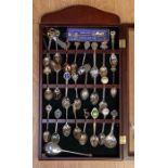 A collection of silver plated items including teaspoons in collectors case