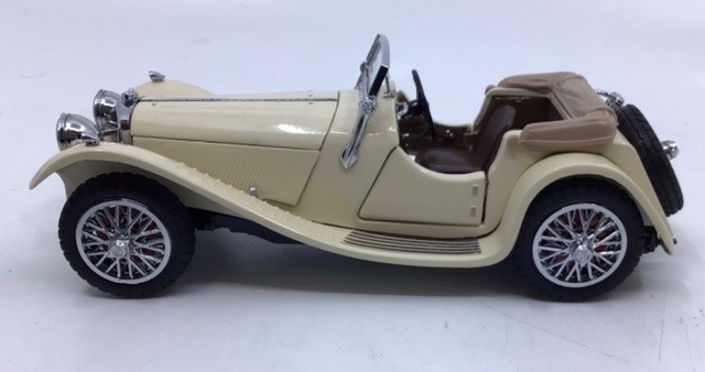 Franklin Mint: A collection of Franklin Mint diecast vehicles to include 1948 MGTC, 1938 Jaguar - Image 2 of 4