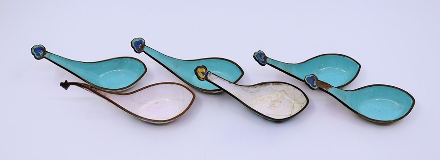 A collection of Chinese enamel Qing dynasty serving spoons - Image 2 of 3