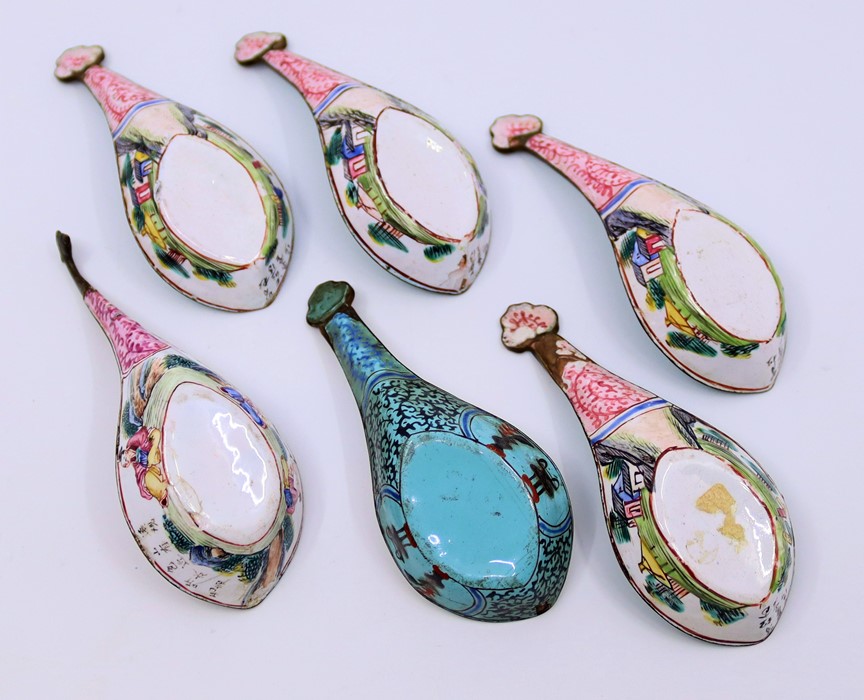 A collection of Chinese enamel Qing dynasty serving spoons - Image 3 of 3