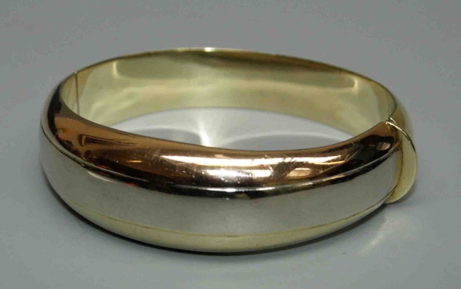 A three colour gold bangle, the snap clasp stamped .375. 30gm
