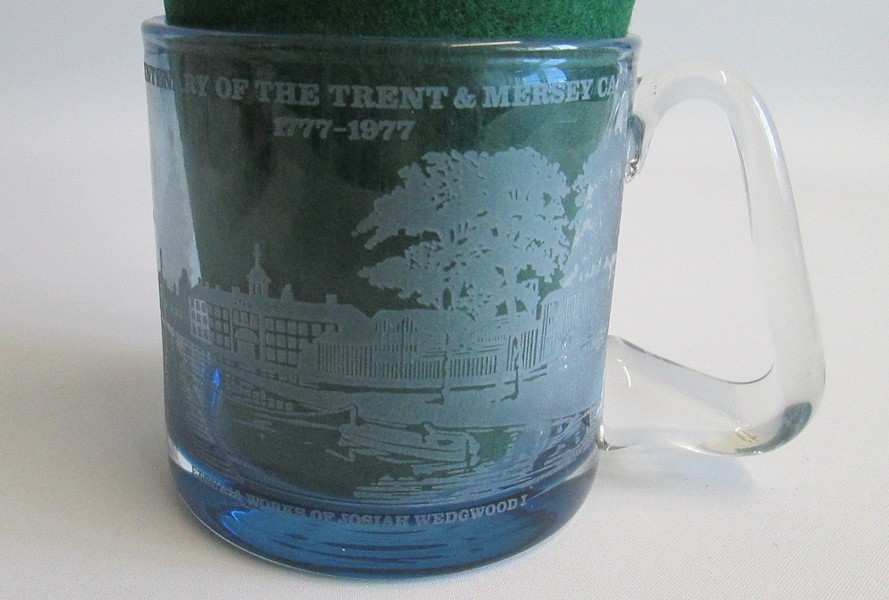 A Wedgwood 20th century blue glass mug depicting the Bicentenary of The Trent and Mersey Canal - Bild 3 aus 5