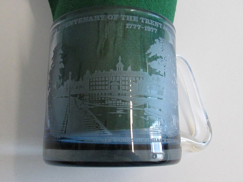 A Wedgwood 20th century blue glass mug depicting the Bicentenary of The Trent and Mersey Canal - Bild 5 aus 5