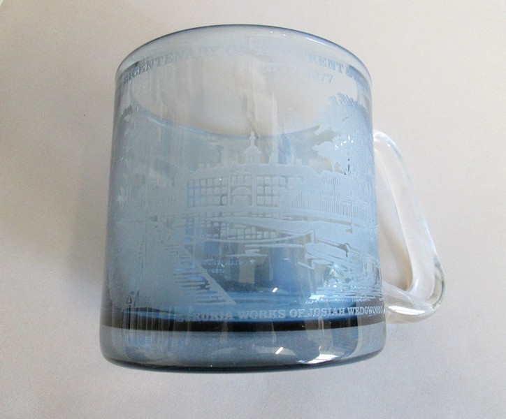 A Wedgwood 20th century blue glass mug depicting the Bicentenary of The Trent and Mersey Canal - Bild 2 aus 5