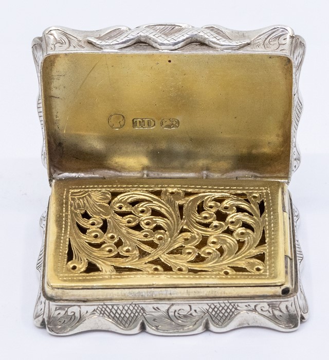 A Victorian vinaigrette, cartouche shaped with scrolled feather engraved decoration, size approx - Image 2 of 2