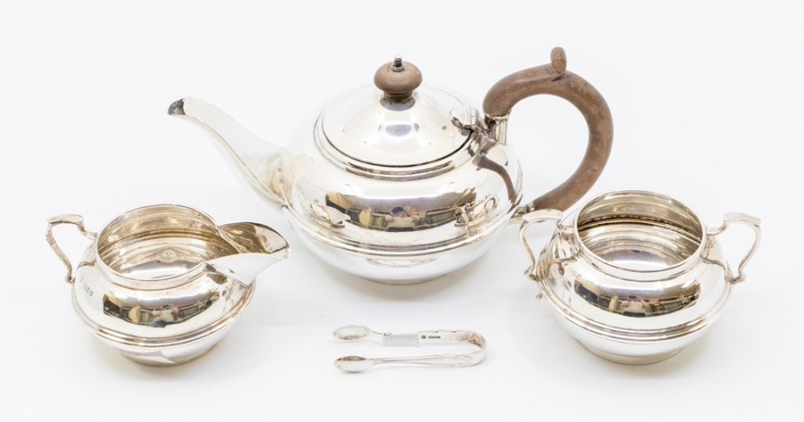 A George V silver batchelor's teaset, plain circular with central mid rib, by Charles Boyton,