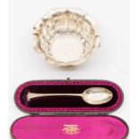 A Victorian Onslow pattern Christening spoons, London, 1889, cased together with an Edwardian floral