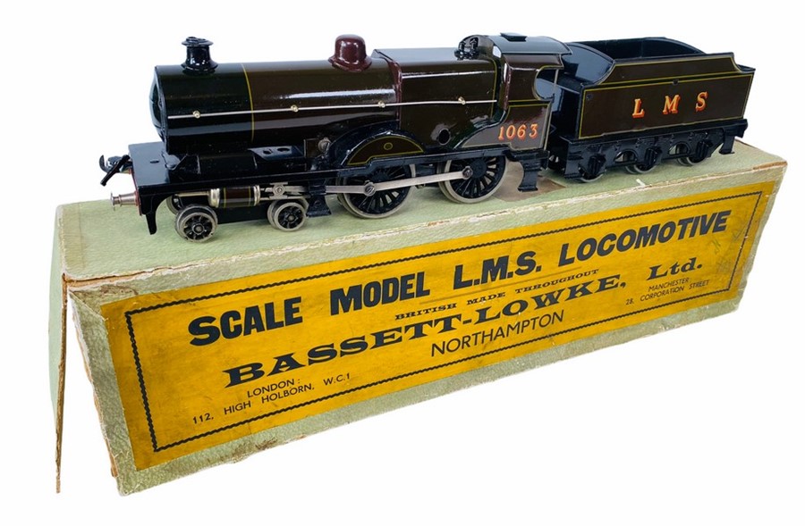 Bassett Lowke 'O' Gauge 5302/0 LMS 4-4-0 Compound 3-Rail 12v Electric Locomotive. The model itself