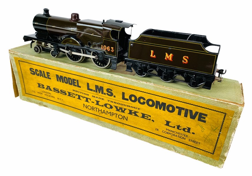 Bassett Lowke 'O' Gauge 5302/0 LMS 4-4-0 Compound 3-Rail 12v Electric Locomotive. The model itself - Image 5 of 15