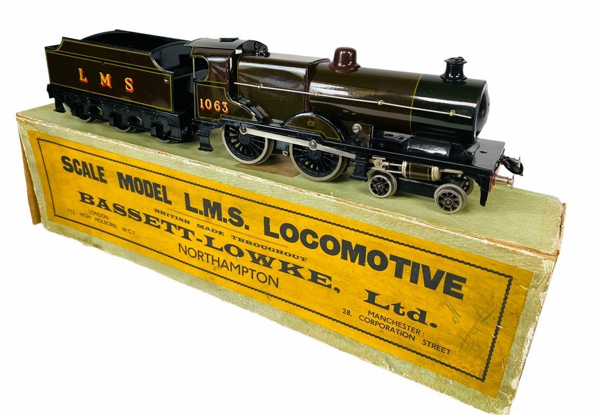 Bassett Lowke 'O' Gauge 5302/0 LMS 4-4-0 Compound 3-Rail 12v Electric Locomotive. The model itself - Image 4 of 15