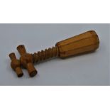 A treen wooden corkscrew, 17cm.