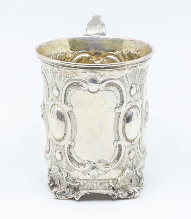 A Victorian parcel gilt mug, the body chased with panels of flowers, oval between, on scroll - Image 3 of 3