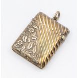 An early 20th Century vesta, wyvern fluted section, hallmarked Birmingham, XXX