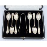 A set of six Old English Pattern teaspoons together with sugar nippers, London, 1935, 3.50 ozt