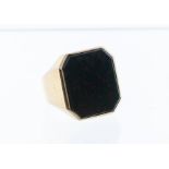 An 9ct gold and bloodstone set ring, comprising a canted rectangular cut bloodstone, approx 17 x