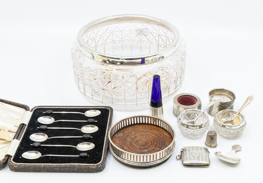 A collection of silver to include: a set of six George V cased set of coffee spoons, Birmingham,