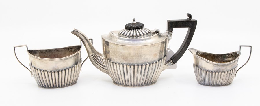 A late Victorian three piece silver teaset, Birmingham, 1897, total gross weight 12.9 ozt