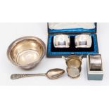 A collection of mainly 20th Century silver to include: pair of cased plain napkin rings, napkin