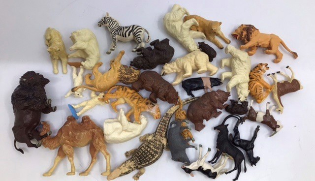 Animals: A collection of assorted lead and plastic farm and zoo animals with accessories. - Image 3 of 3