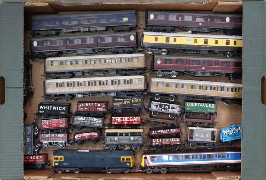 Model Railway: A collection of assorted unboxed OO gauge to include: two Lima diesel locomotives,