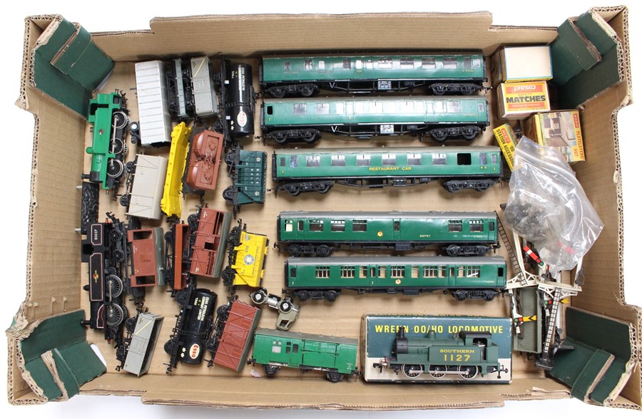 Model Railway: A collection of assorted OO gauge to include: Hornby 30027 0-4-4 locomotive, Hornby