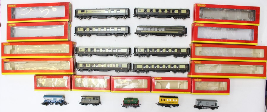 Hornby: A collection of assorted boxed Pullman coaches and rolling stock, all appear in used