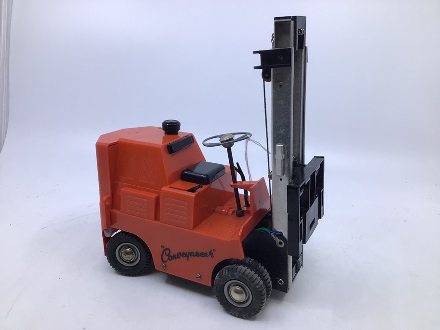 Victory: A boxed Victory Industries. Surrey, battery operated, 1:14 Scale, Conveyancer Fork Truck, - Image 2 of 4