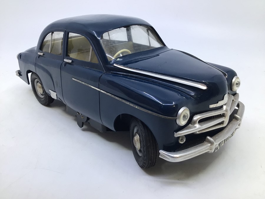 Victory: A boxed Victory Industries, Surrey, battery operated, 1:18 Scale, Vauxhall Velox, blue body - Bild 3 aus 5