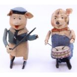Schuco: A pair of Schuco clockwork musician pigs: drummer and violinist (missing violin), in need of