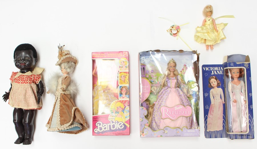 Dolls: A collection of assorted dolls to comprise: Pedigree plastic ethnic doll, a boxed Barbie