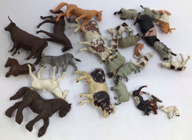 Animals: A collection of assorted lead and plastic farm and zoo animals with accessories. - Image 2 of 3