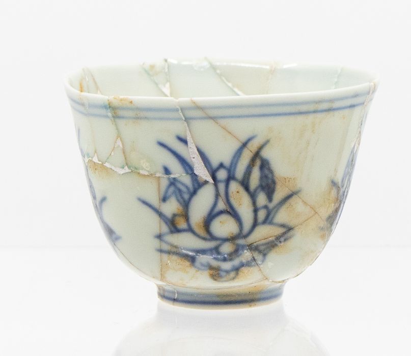 A Chinese blue and white ‘lotus’ cup, the gently rounded sides rising form a short foot, to a - Image 2 of 3