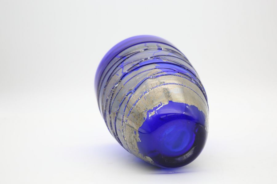 A Stuart Fletcher 'Topglass' studio glass blue and silver vase. Height approx 14cm. Signed to the - Bild 2 aus 2