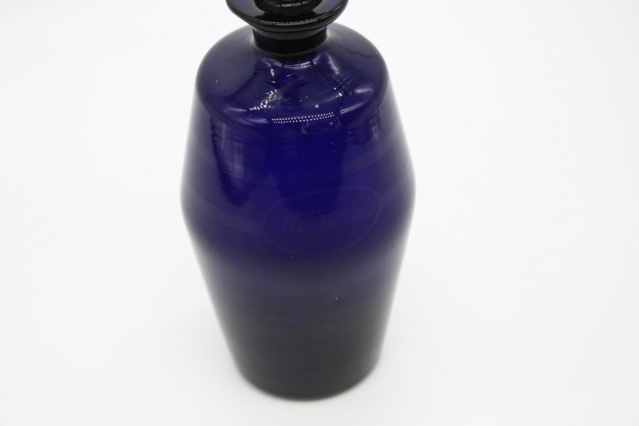 A 19th century Bristol blue glass 'Hollands' bottle and stopper. Height approx 20cm. Condition: No - Bild 4 aus 5