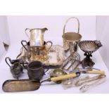 A small collection of silver plated items (qty)