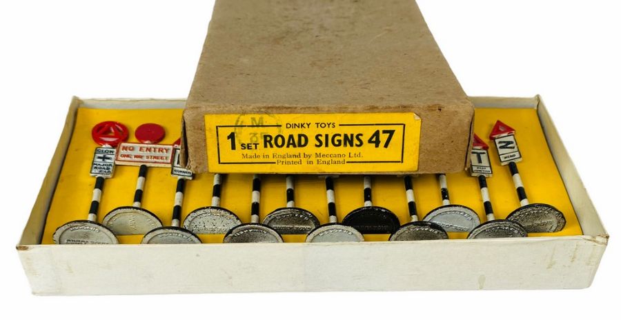 Dinky Toys 1 Set Road Signs 47 Set. Signs in near mint condition, complete set in excellent original - Image 2 of 2