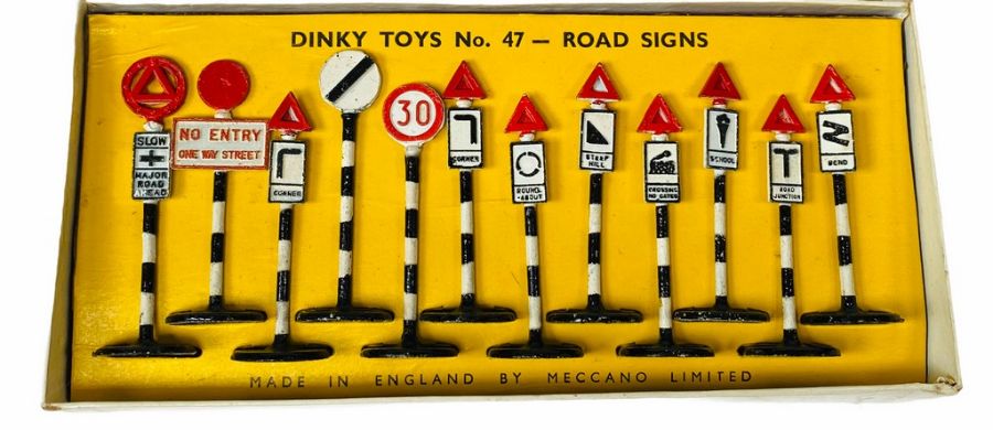 Dinky Toys 1 Set Road Signs 47 Set. Signs in near mint condition, complete set in excellent original