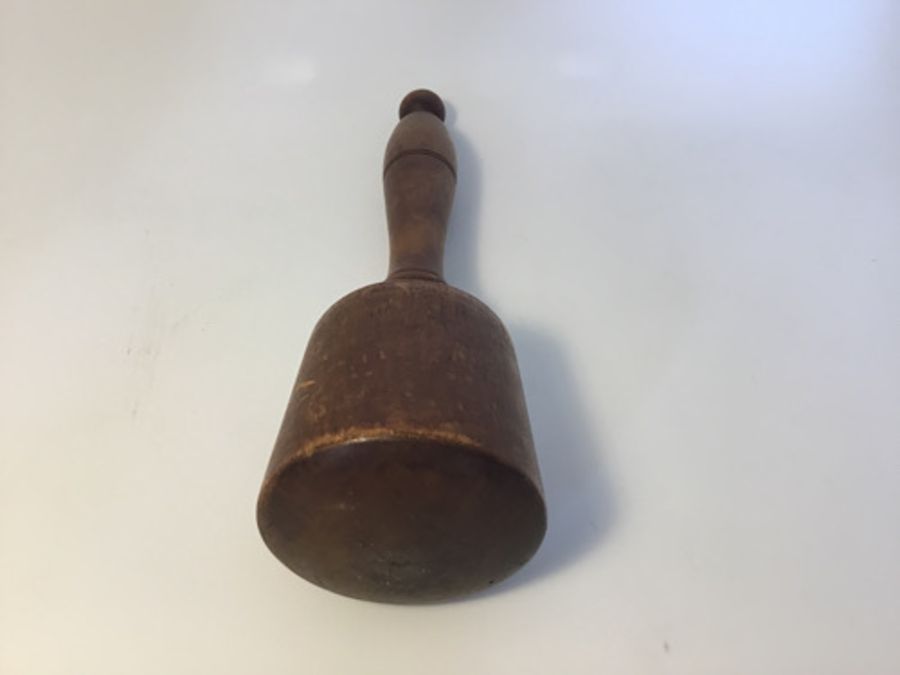 Treen: a screw type nutcracker, a Victorian kitchen pounder/masher and a decorative box with - Image 11 of 11