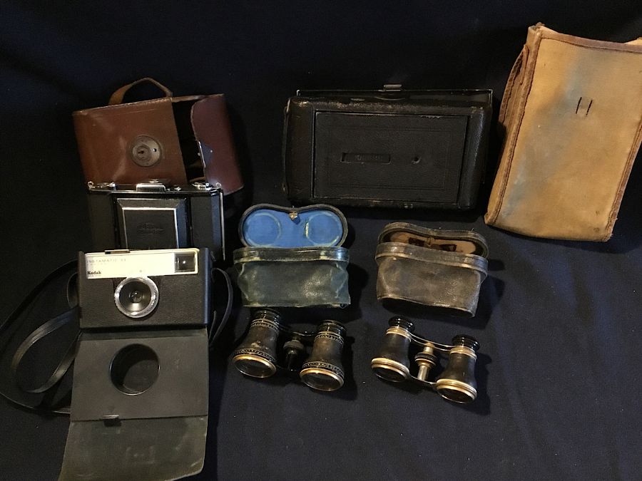 Cameras and binoculars to include a Kodak Instamatic 33, Zeiss Ikonta 521/16 with kilo shutter circa
